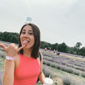 Meet your Posher, Maria camila